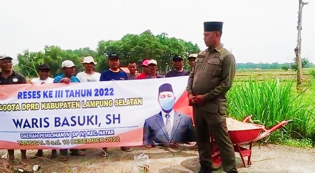 Legeslatif Dari Fraksi Gerindra Waris Basuki Realisasikan Usulan Masyarakat Pemasangan Tiang Penerangan ke TPU