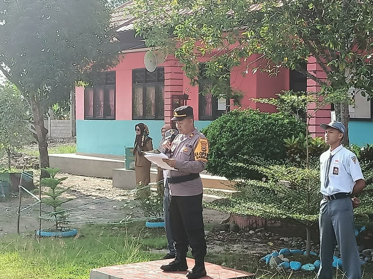 The Police Go To School Ada Apa ?