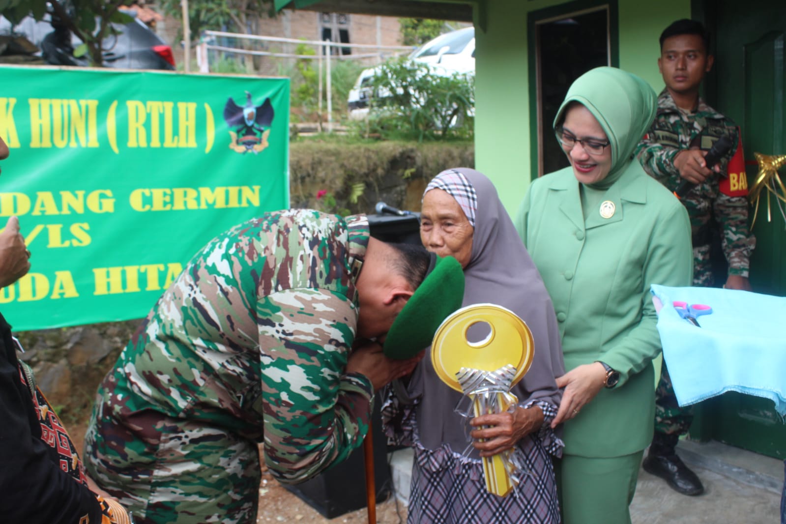 Peringati Hari Juang TNI AD , Kodim 0421/LS Berikan Hadiah Rumah Kepada Warga