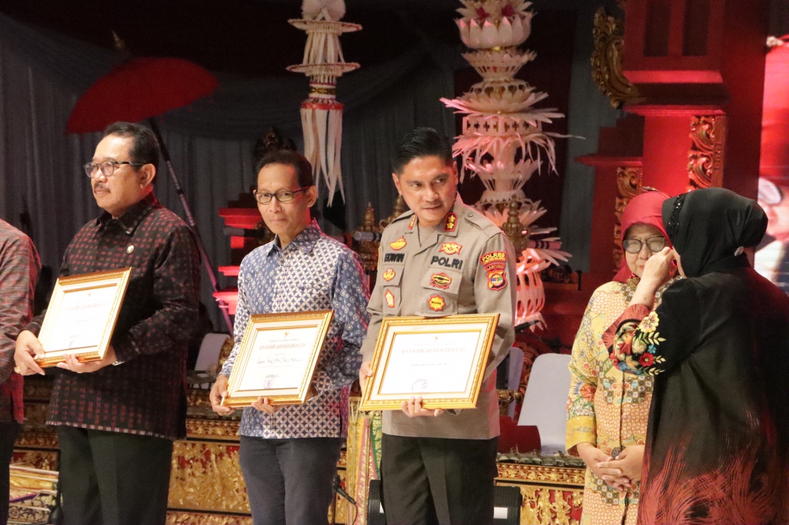 Kapolres Lamsel AKBP Edwin SH.,S.ik.,M.Si Terima Penghargaan Dari Mentri Sosial.