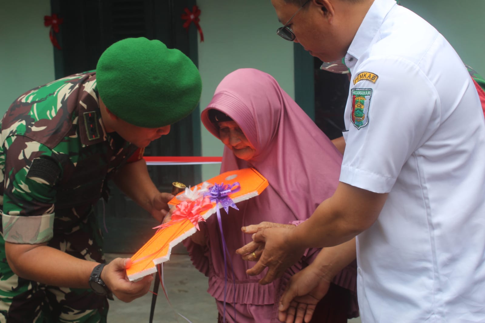 Dihari Ibu Dandim 0421/LS, Letkol Inf Fajar Akhirudin Bikin Tangis Bahagia Seorang Ibu