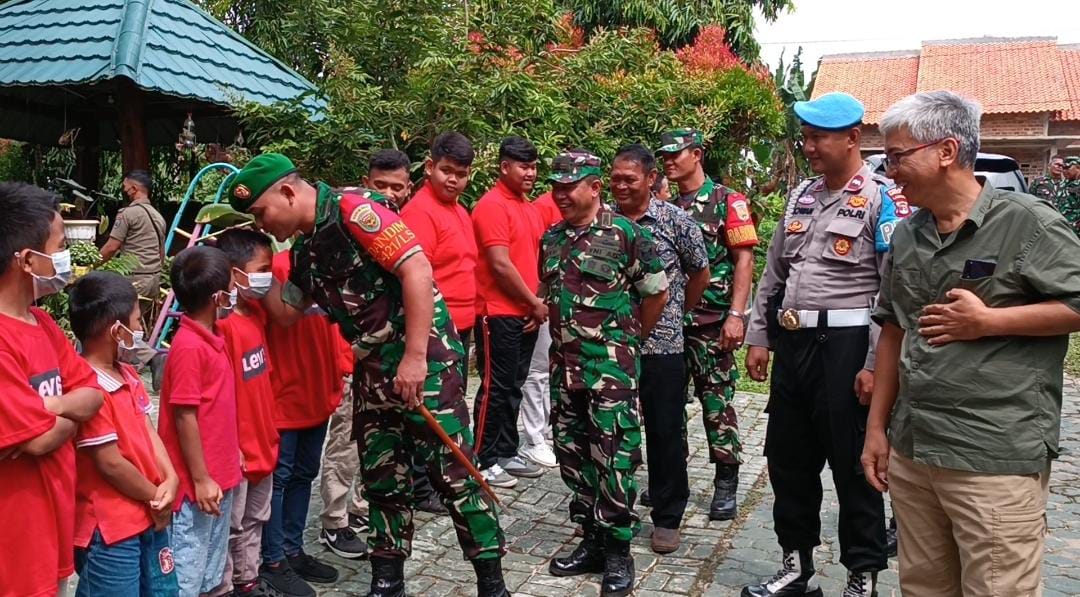Ditengah Tengah Pengamanan Natal,Letkol Inf Fajar Akhirudin Datangkan Senterklas Dan Berikan Hadiah Natal Untuk Anak Panti