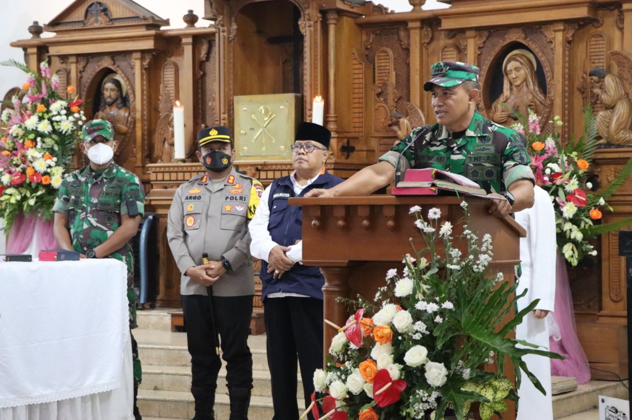 Pastikan Aman, Danrem 081/DSJ Di Dampingi Forkopimda Kunjungi Sejumlah Gereja Di Wilayah Kota Blitar