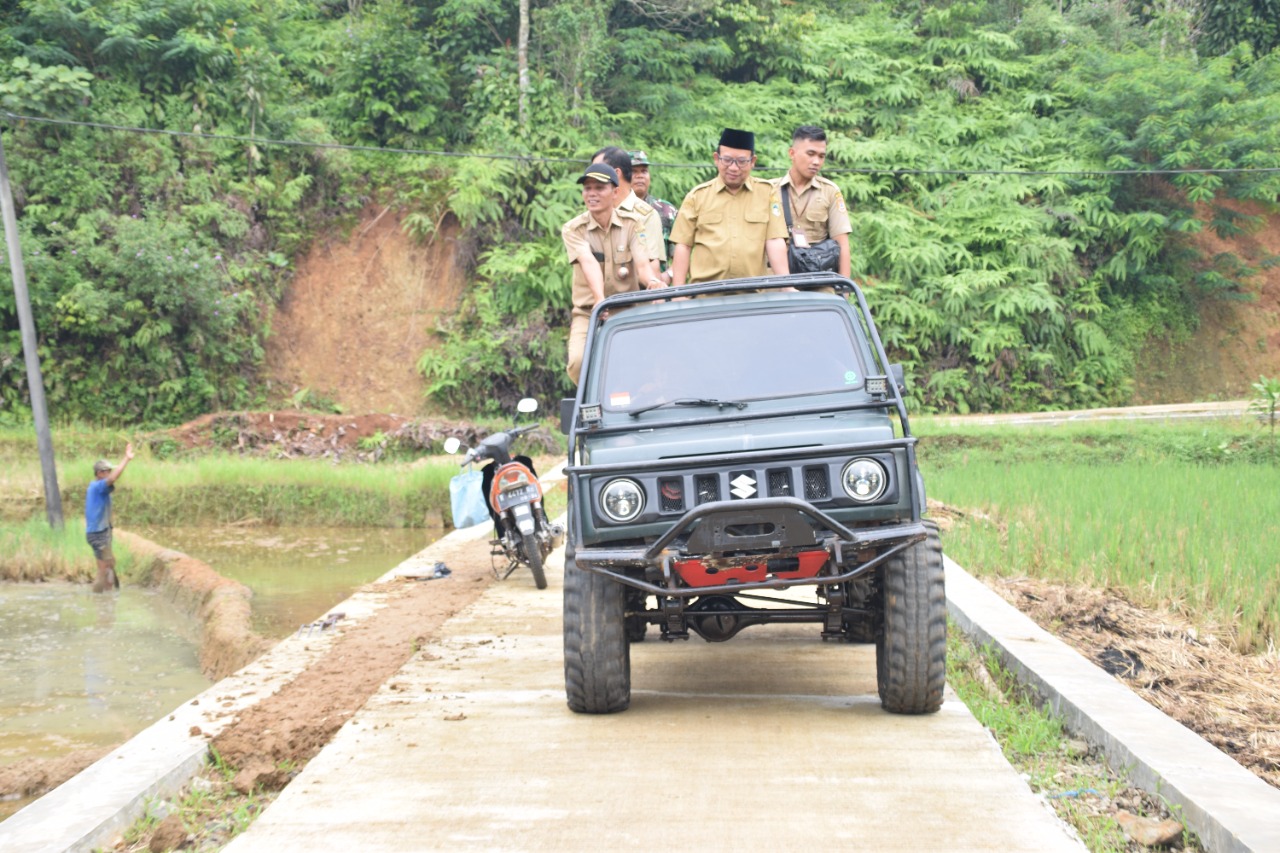 Sepanjang 1100 Meter Jalan Desa Karangkemiri Diresmikan Bupati Husein