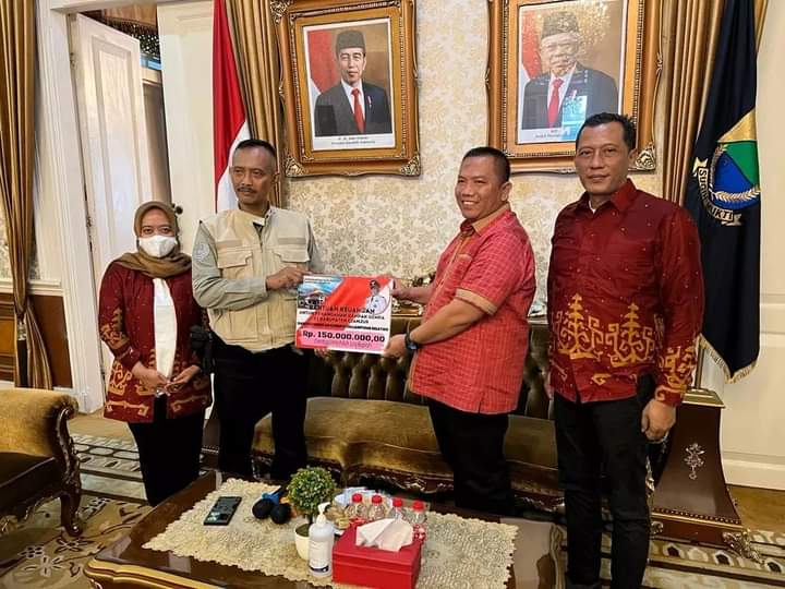 Pemkab Lamsel Serahkan Bantuan Uang Tunai Rp.150 Juta Untuk Korban Cianjur