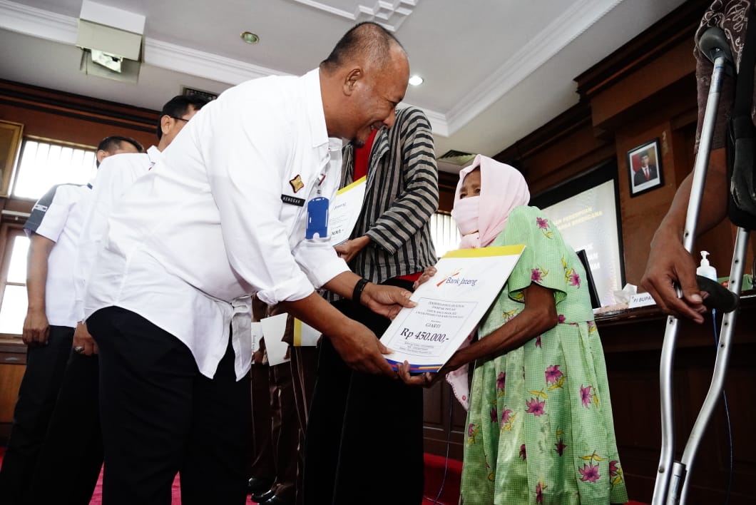 Simbolis, Pj Bupati Serahkan Bansos ke Veteran, Disabilitas dan Masyarakat