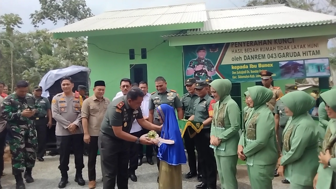 Danrem 043/Gatam Brigjen TNI Ruslan Efendi Serahkan Kunci Rumah Layak Huni