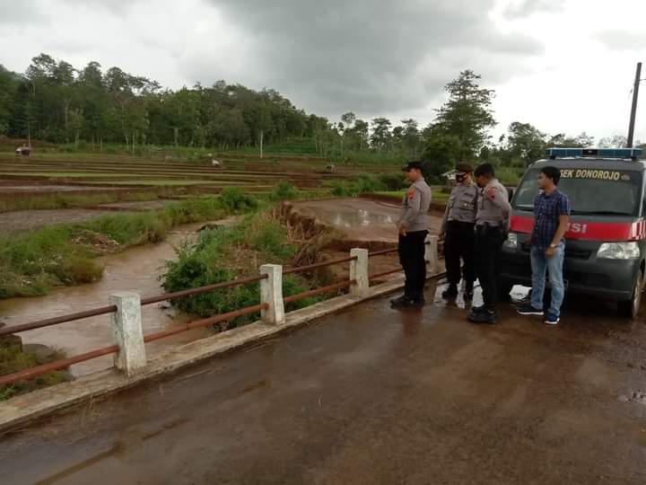Antisipasi Banjir, Polsek Donorojo Cek Debit Air Sungai