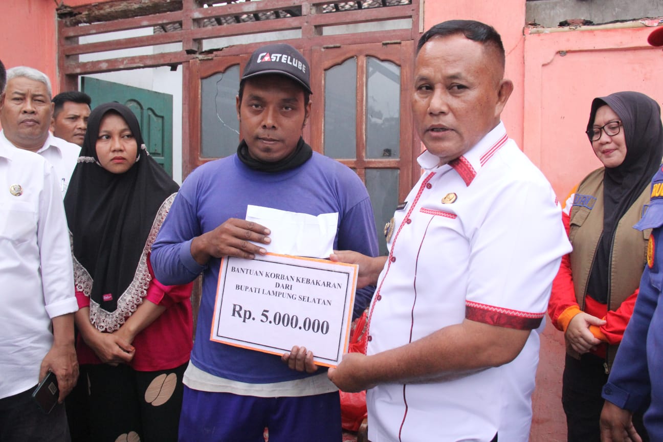 Nanang Ermanto Berikan Bantuan Kepada Korban Rumah Terbakar
