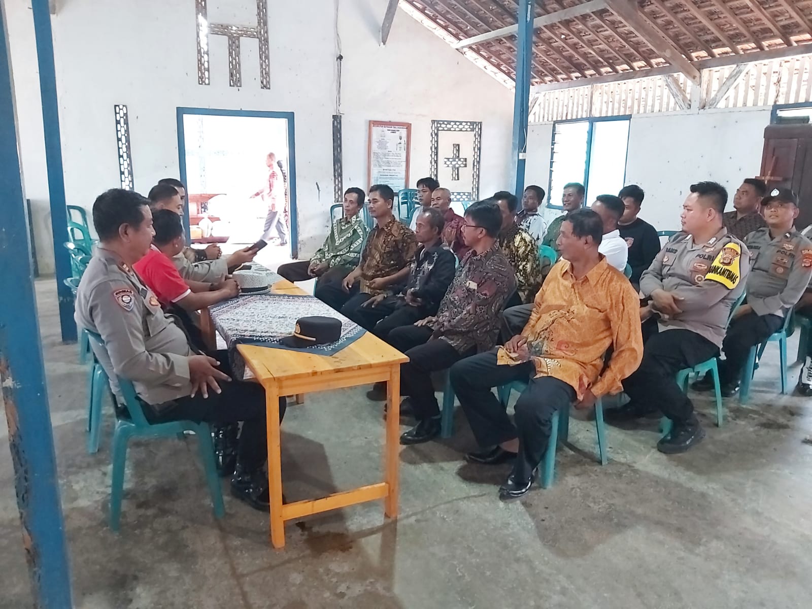 Polsek Candipuro Gelar Jum,at Curhat di Desa Trimomukti