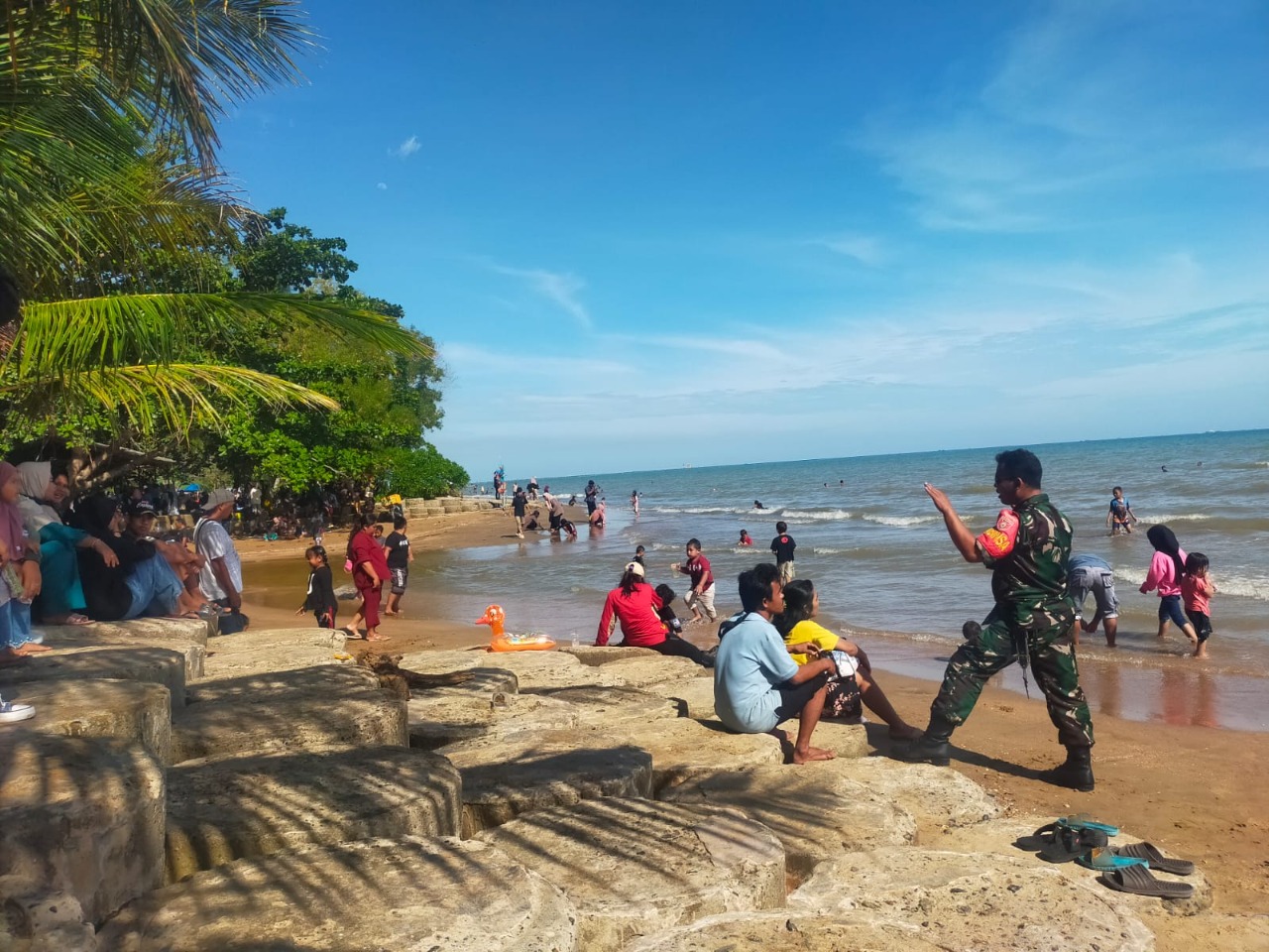 Liburan Tahun Baru, Babinsa Tanjung Tengah Beri Himbauan Kepada Pengunjung Obyek Wisata Tanjung Jumlai