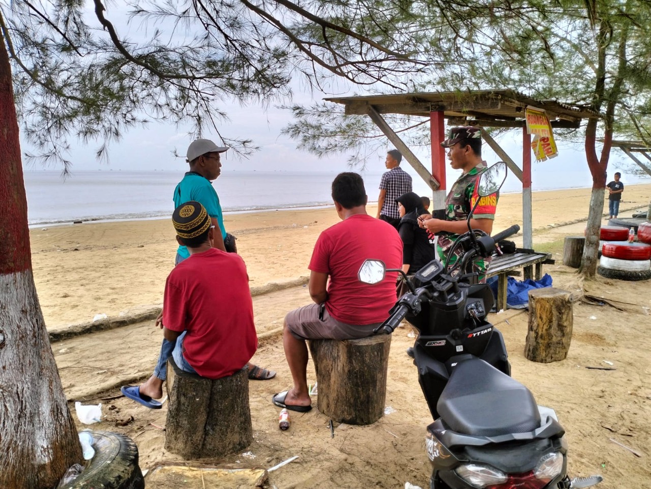 Babinsa Koramil Penajam Laksanakan Pengamanan di Objek Wisata Pantai Tanjung Jumlai