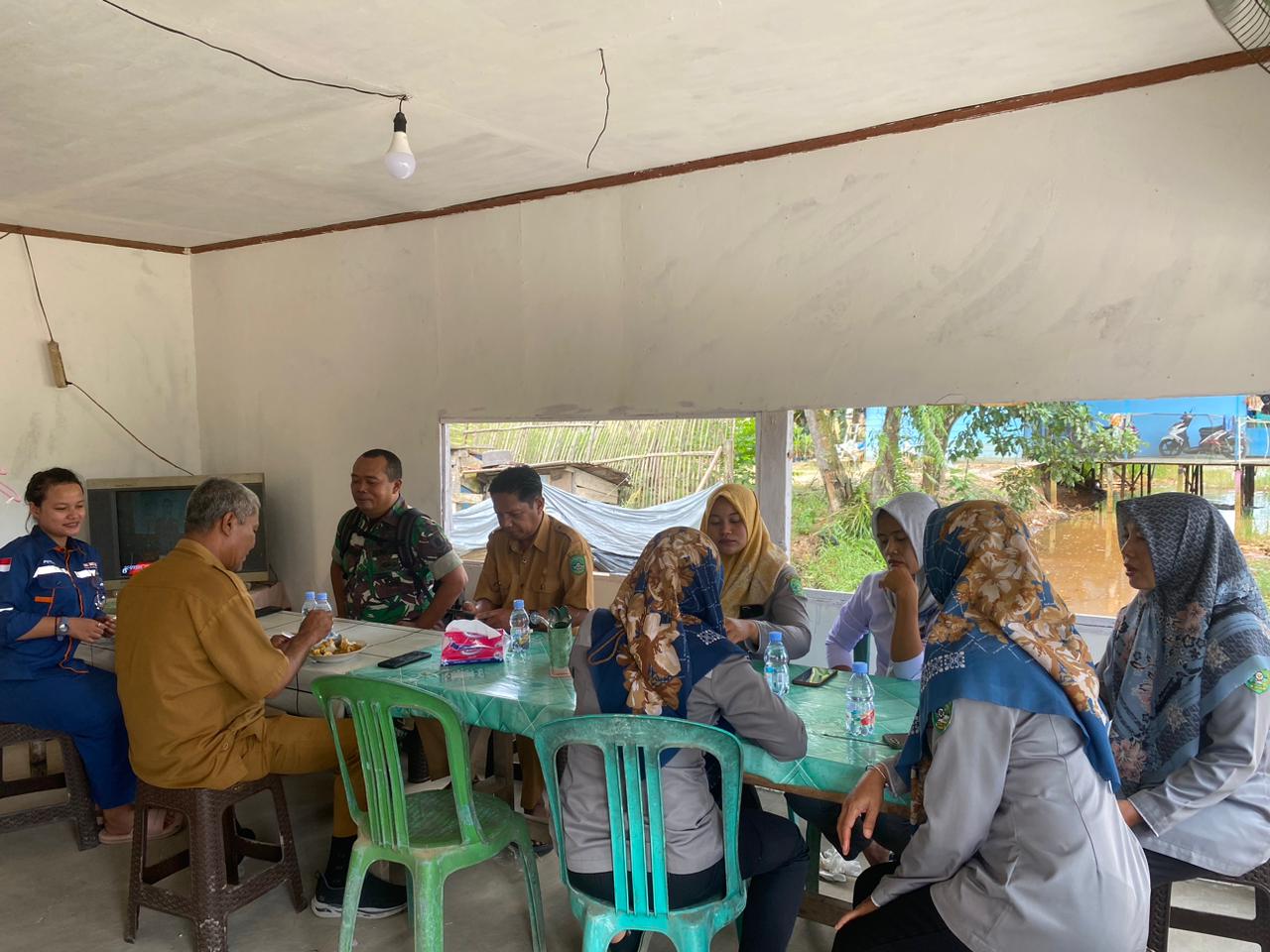 Babinsa Koramil Sangasanga Bersama Aparatur Kelurahan Pendingin Gelar Komsos Sambil Makan Siang