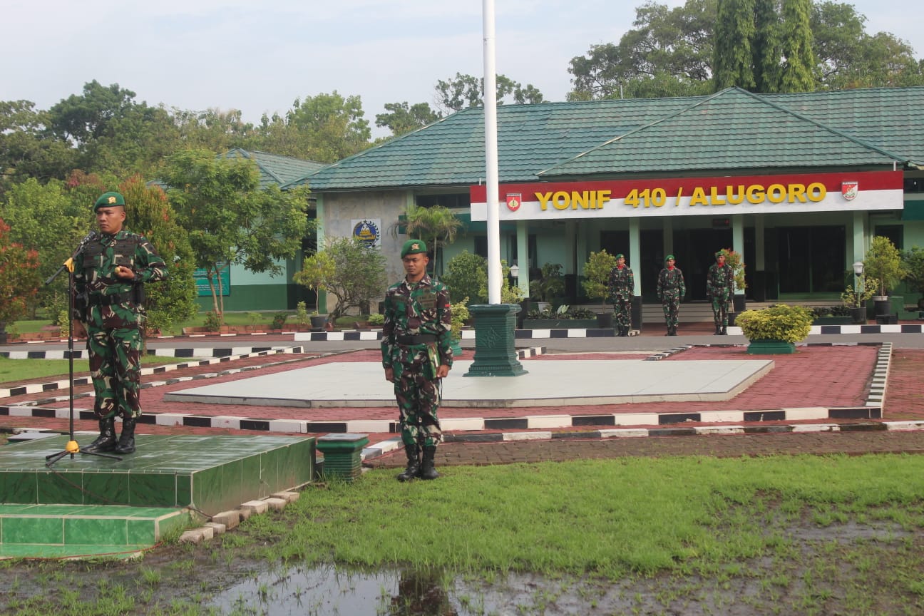 Danyonif 410/Alugoro Memimpin Upacara Bendera Awal Tahun 2023