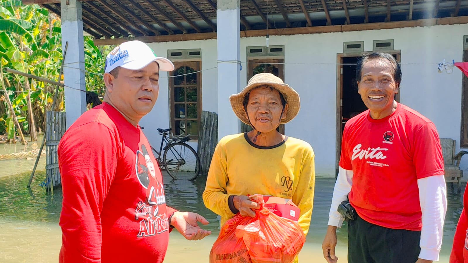 Kompak!!! Ribuan Bansos Disalurkan PDI Perjuangan ke Warga Korban Banjir