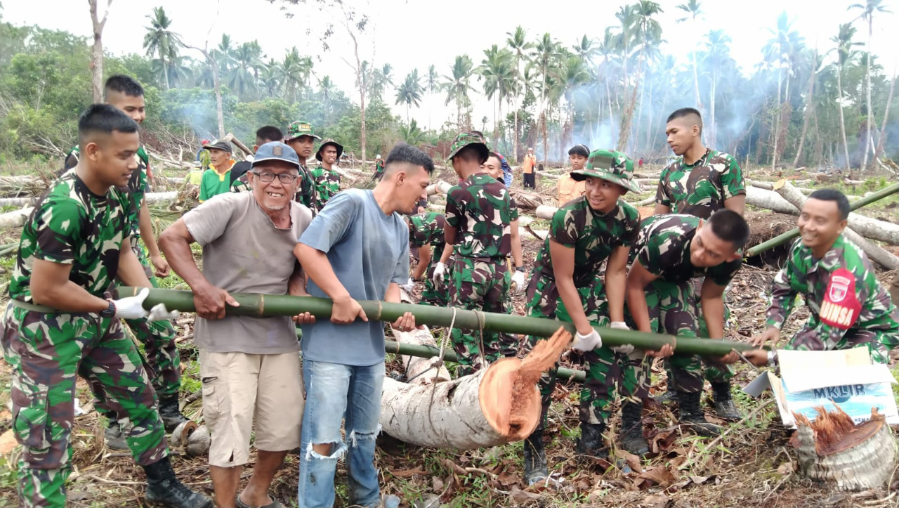 Kemanunggalan TNI Bersama Rakyat, Bersih-Bersih Lokasi Pembangunan Ponpes Daarul Qur’an Wattarbiyah