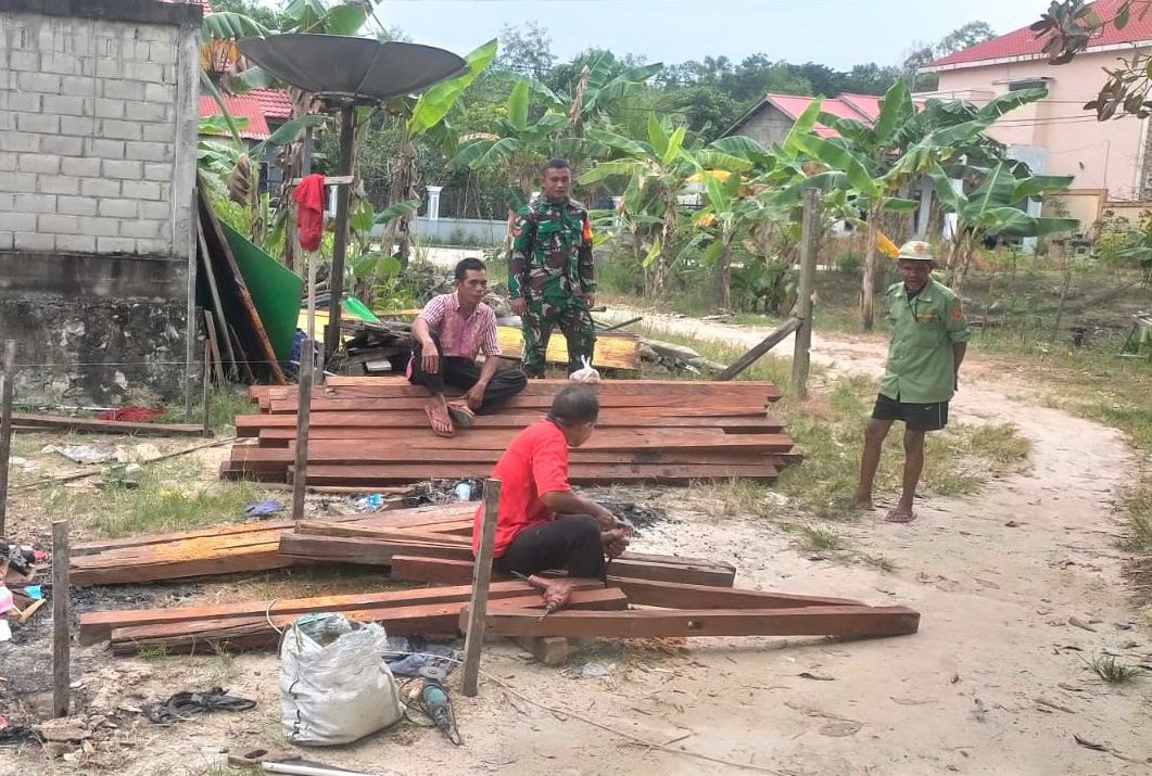 Pererat Silaturahmi, Babinsa Koramil Muara Jawa Jalin Komsos dengan Warganya