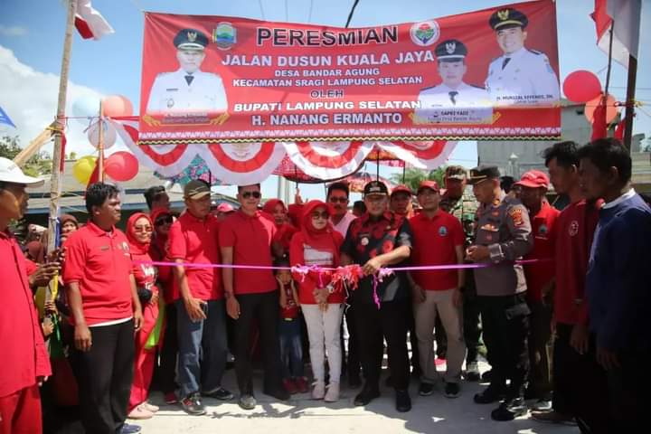 Bupati Nanang Ermanto Resmikan Penggunaan Jalan Desa Bandar Agung Kecamatan Sragi,