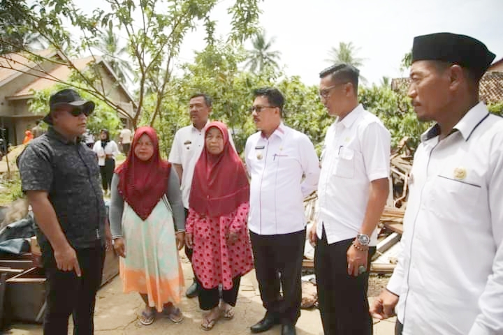Bupati Nanang Ermanto Berikan Bantuan Korban Rumah Roboh di Desa Banjarsuri