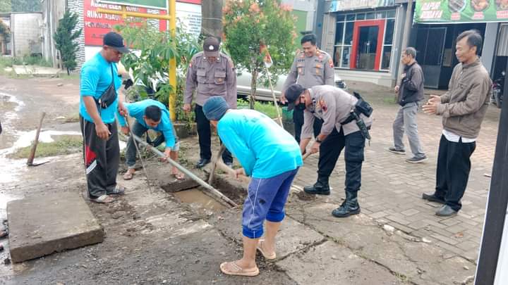Gerak Cepat, Polsek Mayong dan Dinas PUPR Lakukan Perbaikan Fungsi Drainase