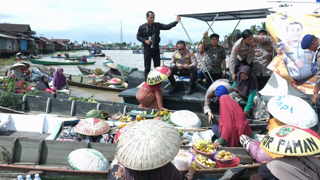 Jum’at Curhat : Kapolda Kalsel Sambang Pasar Terapung Lok Baintan