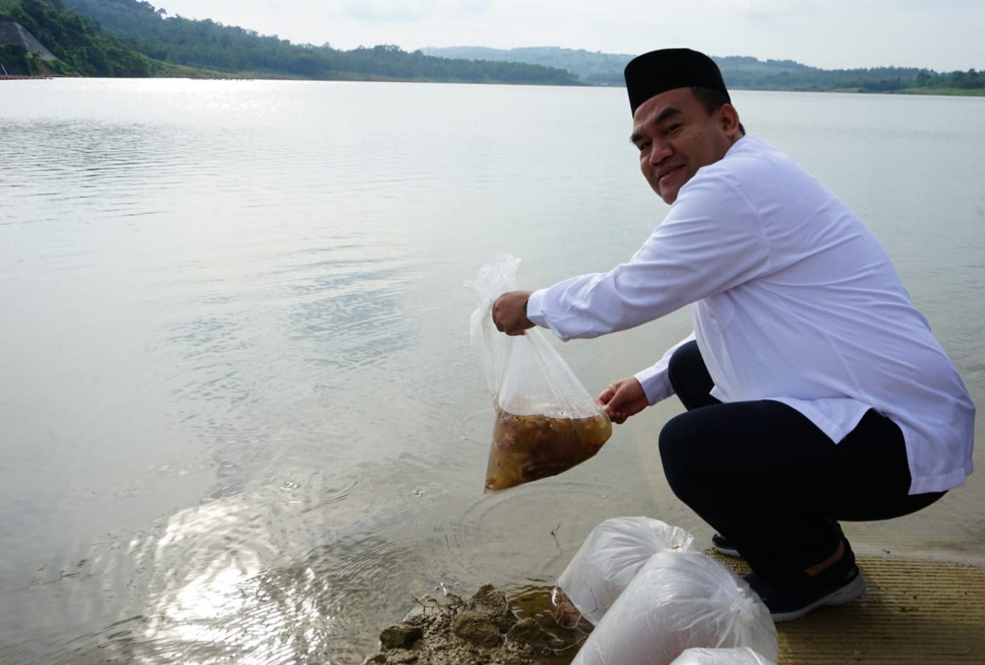 15 Ribu Benih Ikan Ditaburkan Bupati Blora di Bendungan Randugunting