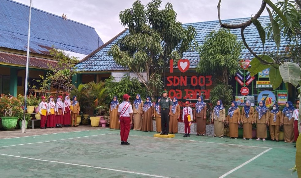 Pimpin Upacara Bendera di SD 003, Pelda Sugi Ingatkan Tata Tertib Di Sekolah