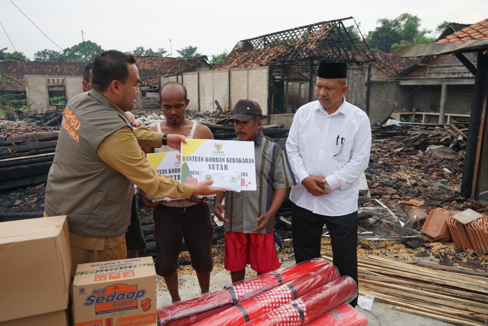 Gerak Cepat, Bupati Arief Bantu Korban Kebakaran Desa Jepangrejo