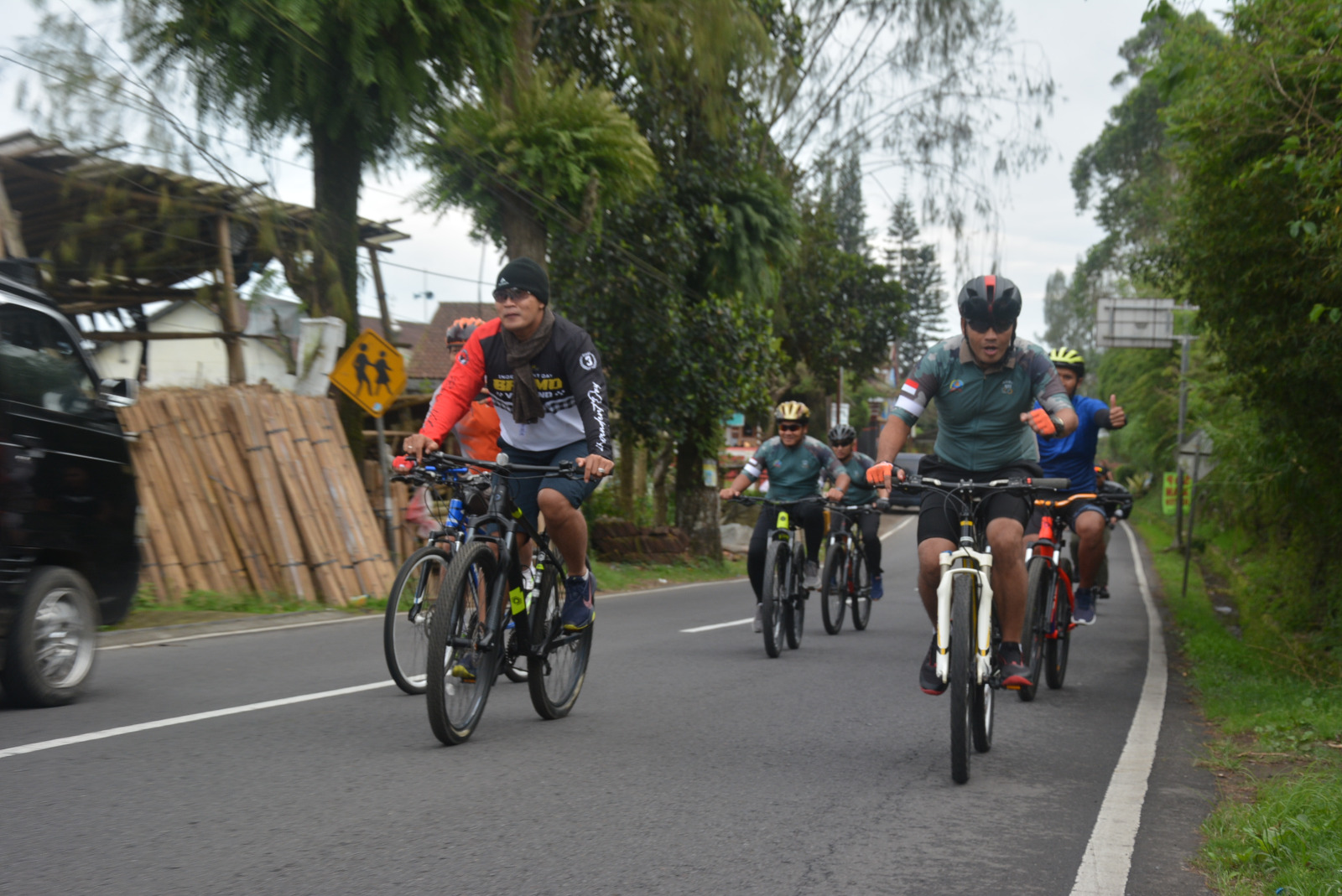 Jumat Sehat, Darem 073/Makutarama Gowes dan Olahraga Polo Air Bersama Para Dandim