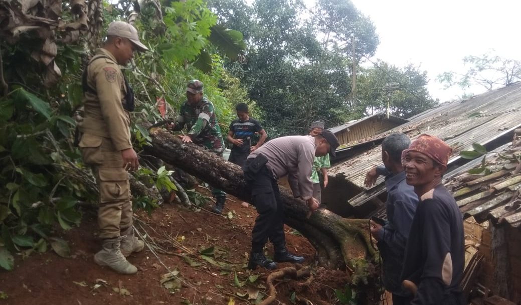 Peltu Dasik Darmawan Bantu Warga yang Terkena Musibah
