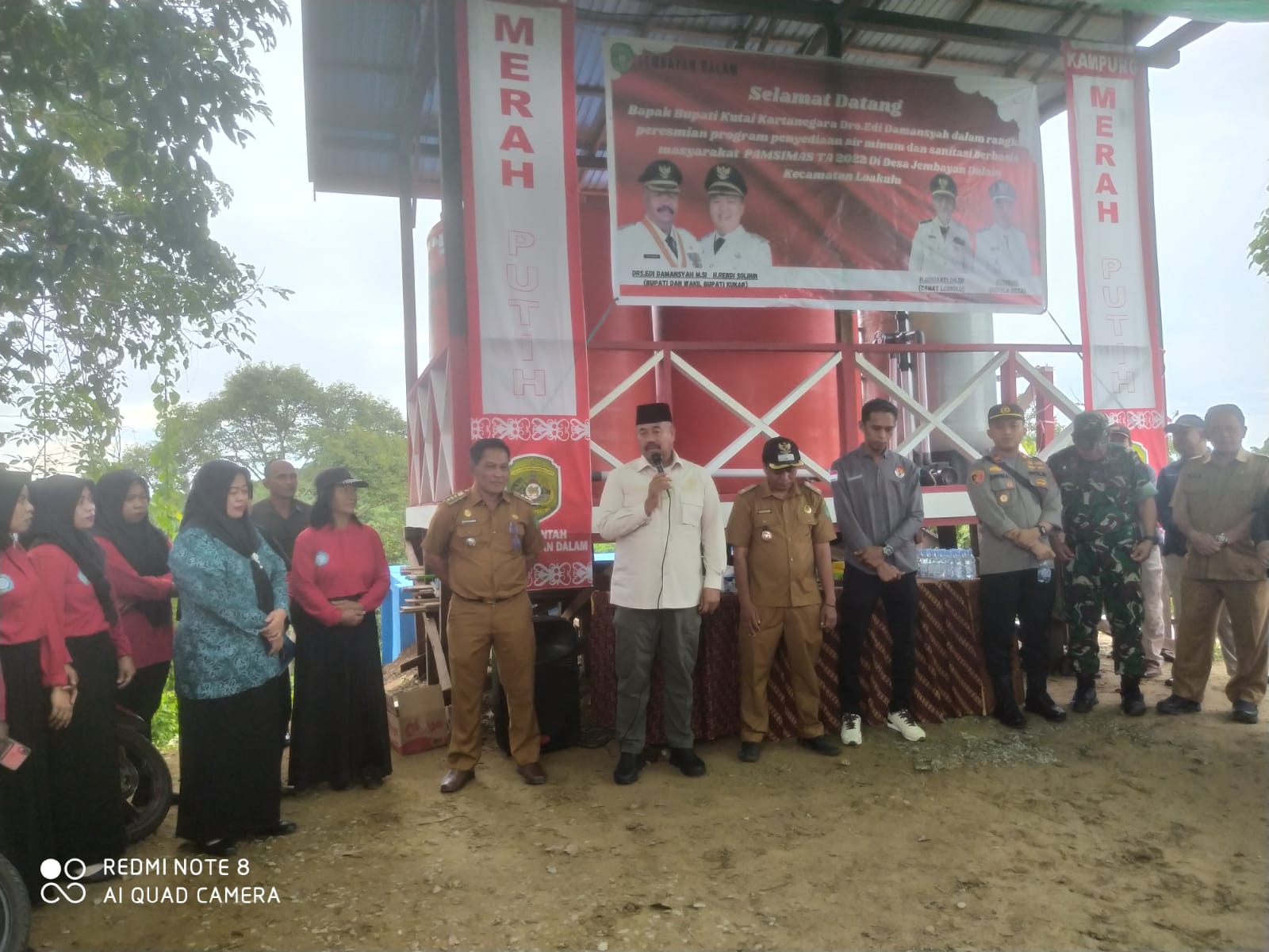 Danramil Loa Kulu dampingi Bupati Kutai Kartanegara lantik anggota BPD Jembayan dan resmikan Pamsimas