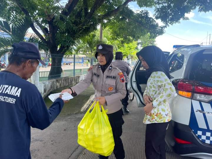 Bakti Sosial, Polres Jepara Bagikan Nasi Kotak ke Masyarakat