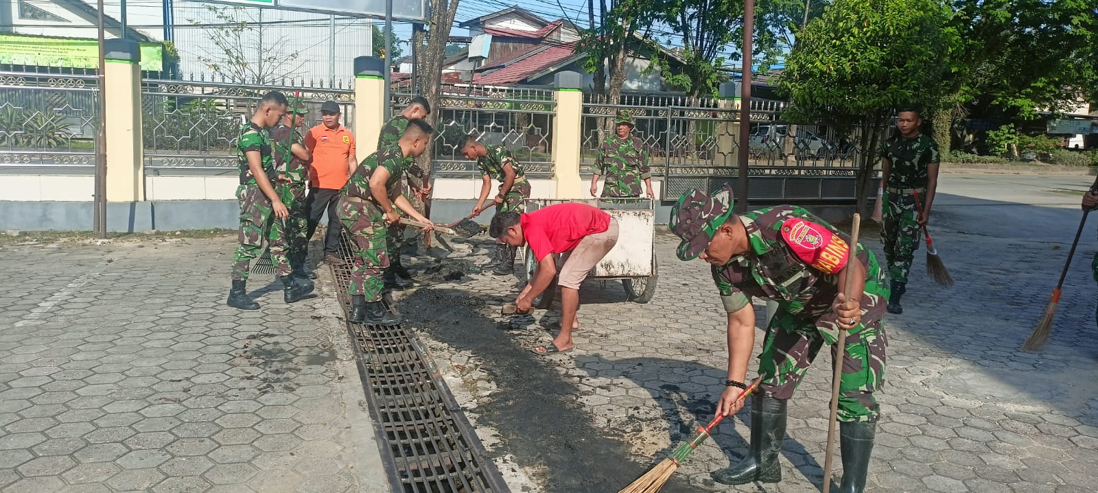 Yonif 611/Awang Long Laksanakan Karya Bakti Sebagai Pelopor Gotong Royong Masyarakat