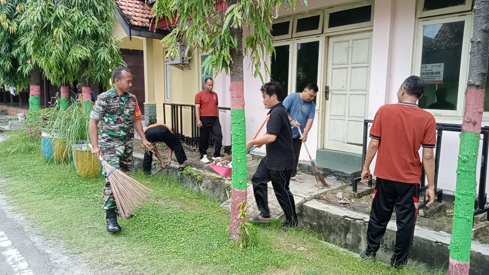 Babinsa dan Warga Bersihkan Lingkungan