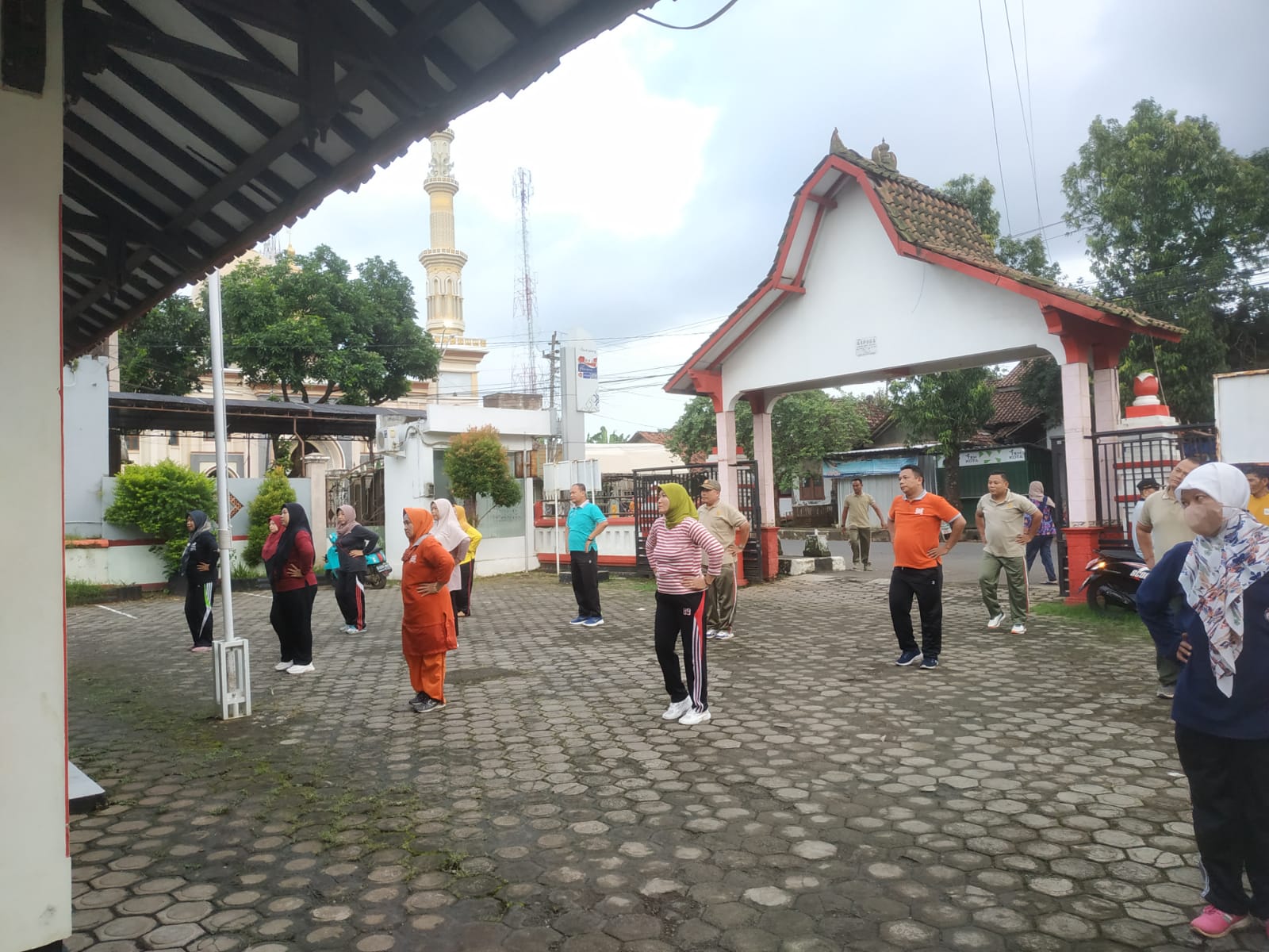 Anggota Koramil 02/Kedung Bersama Forkopincam Senam SKJ 88