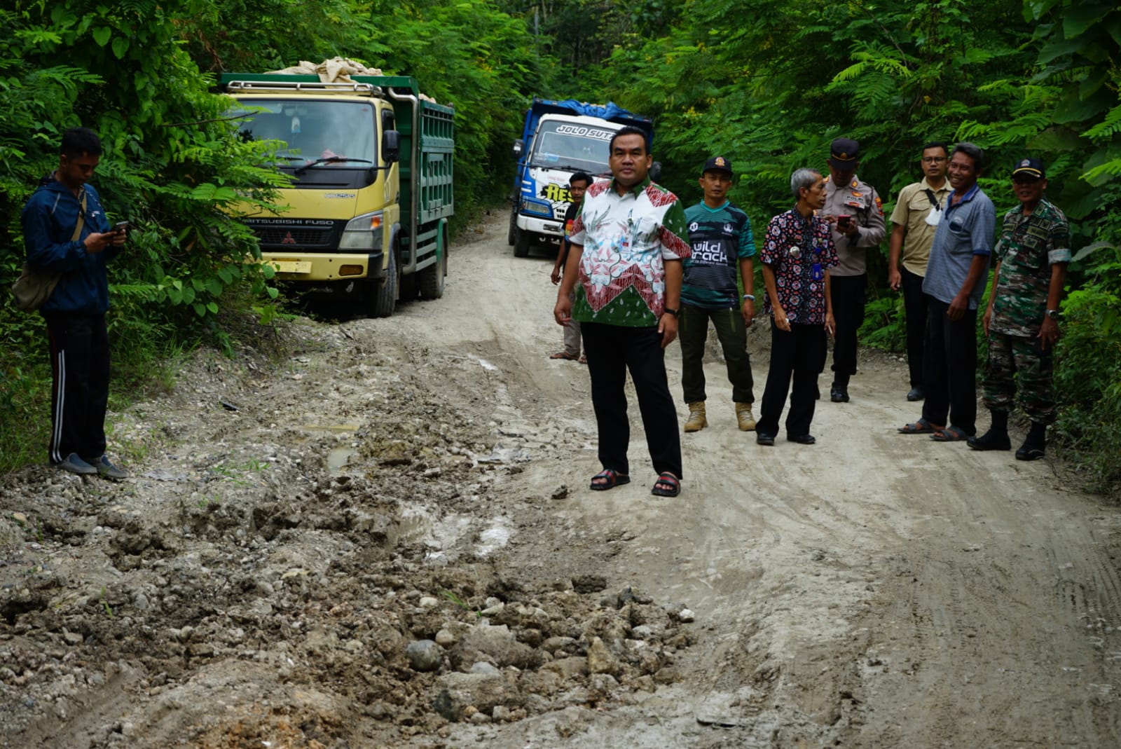 Rusaknya Jalan Antar Kabupaten Antar Provinsi, Bupati Blora Terjun Angkat Cangkul