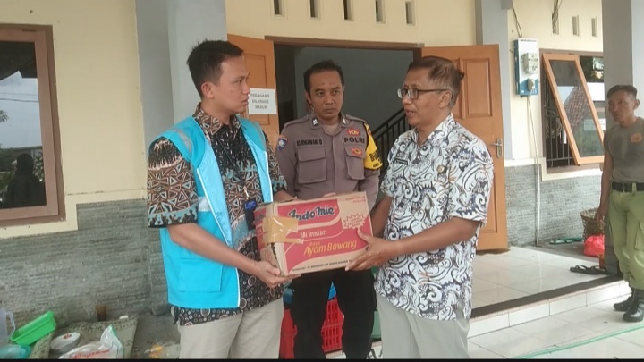 YBM PLN UP 3 Surakarta Berikan Batuan Warga Yang Terdampak Banjir di Kecamatan Pasar Kliwon