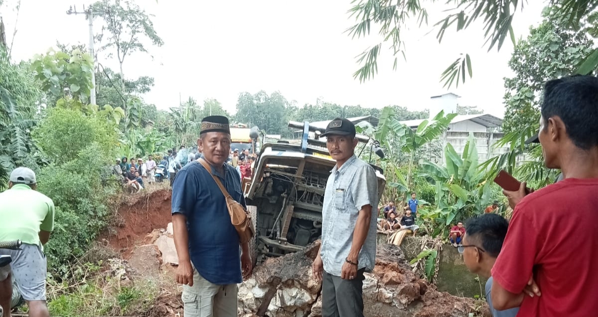 Tak Kunjung Diperbaiki Akhirnya Jembatan Way Huwi Telan Korban