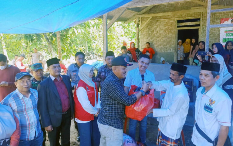 Pemkab Lamsel Salurkan Bantuan Bendah RTLH