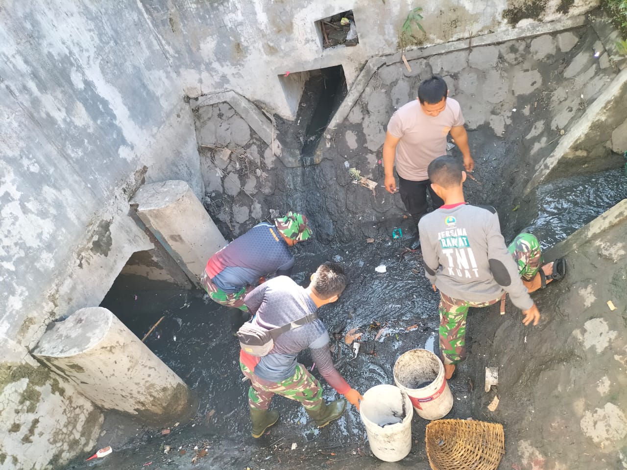 Pasca Banjir, Koramil 03/Serengan Bersama Warga Kerja Bakti Bersihkan Lingkungan