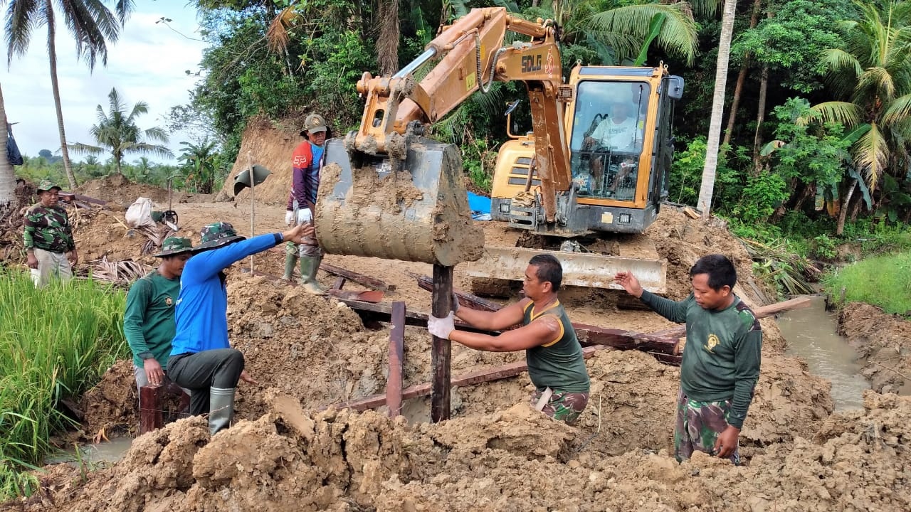 Prajurit Kodim Kutai Kartanegara Tak Kenal Cuaca Maupun Medan Kegiatan Karya Bakti Terus Berjalan