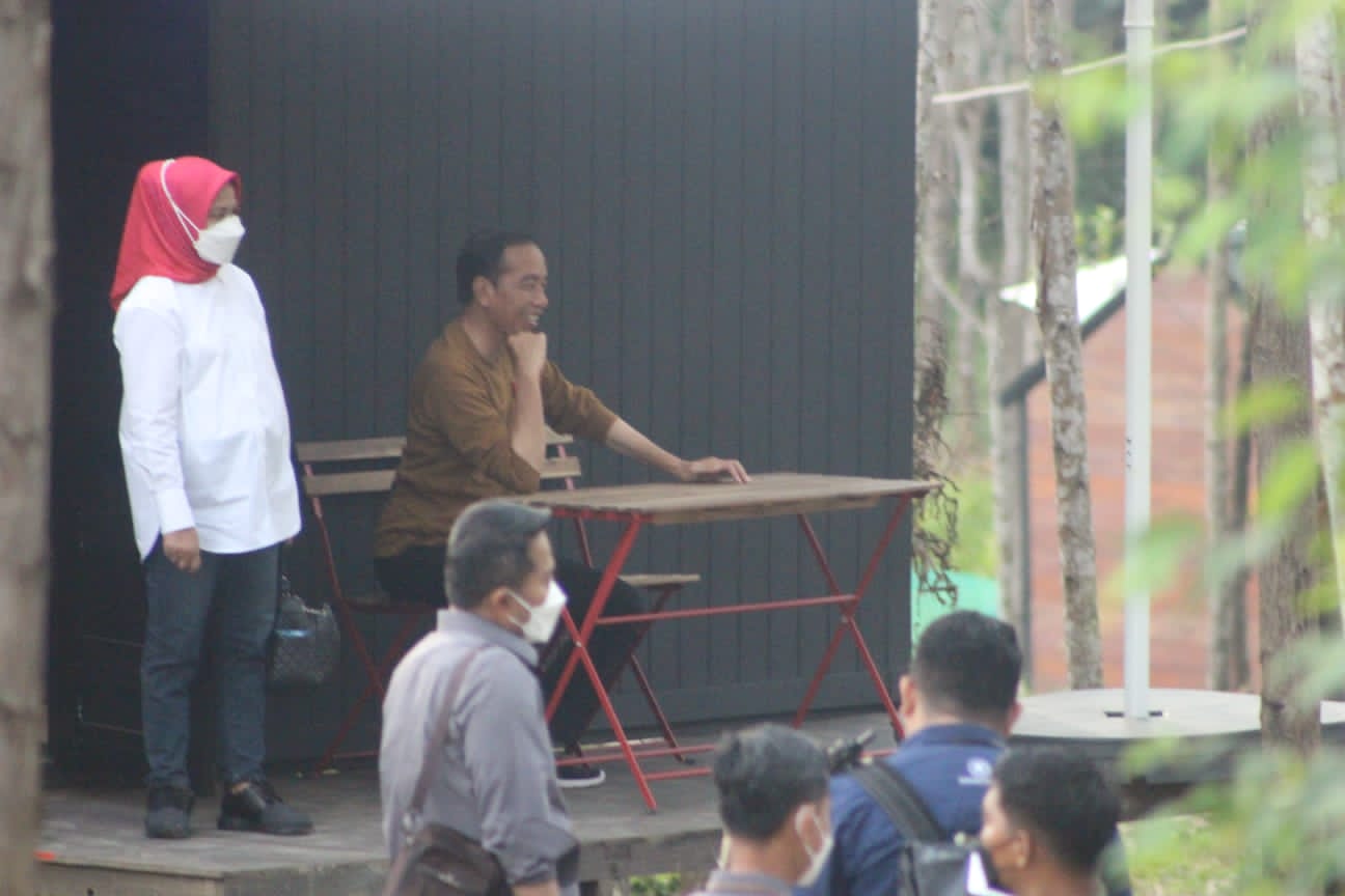 Sambut Kedatangan Presiden RI Ir H Joko Widodo dan Ibu Negara Hj Iriana Joko Widodo di Wilayah IKN,Babinsa Koramil  Sepaku Kerahkan Anak Sekolah