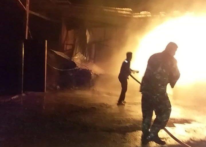 Babinsa Koramil Sepaku Bantu Tim Damkar Padamkan Si Jago Merah