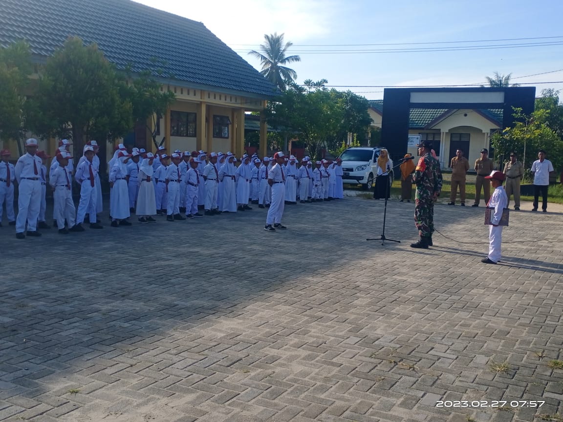 Motivasi Para Siswa, Babinsa Sesumpu Koramil Penajam Jadi Irup Upacara Bendera