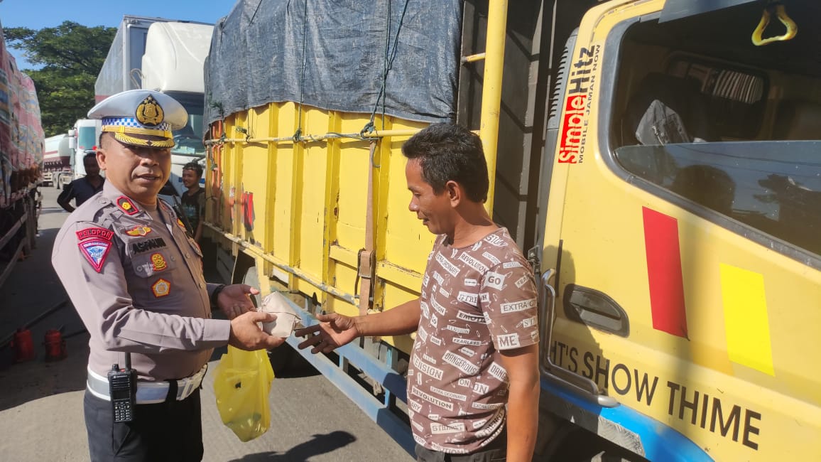 Berjam- Jam Macet, Para Supir Terima Nasi Bungkus dari Kasatlantas Polresta Pati