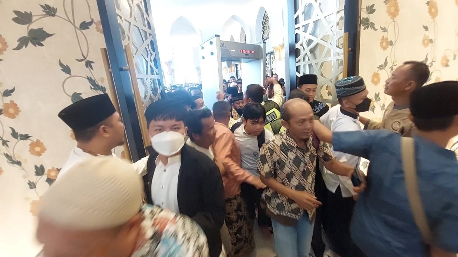 OVER KAPASITAS, Sholat Jumat Perdana di Masjid Raya Sheikh Zayed Dibanjiri Ribuan Jamaah