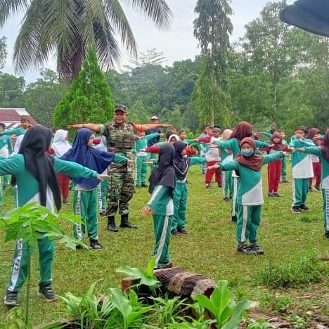 Babinsa Desa Suka Raja Ajak Murid SDN 009 Sepaku Senam SKJ 88 Serta Beri Wasbang