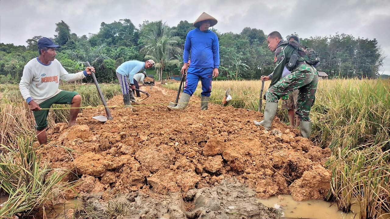 Kekompakan Warga Dengan Prajurit Kodim 0906/ Kutai Kartanegara Dalam Progam Karya Bakti Salah Satu Wujud Kemanunggalan TNI Bersama Rakyat