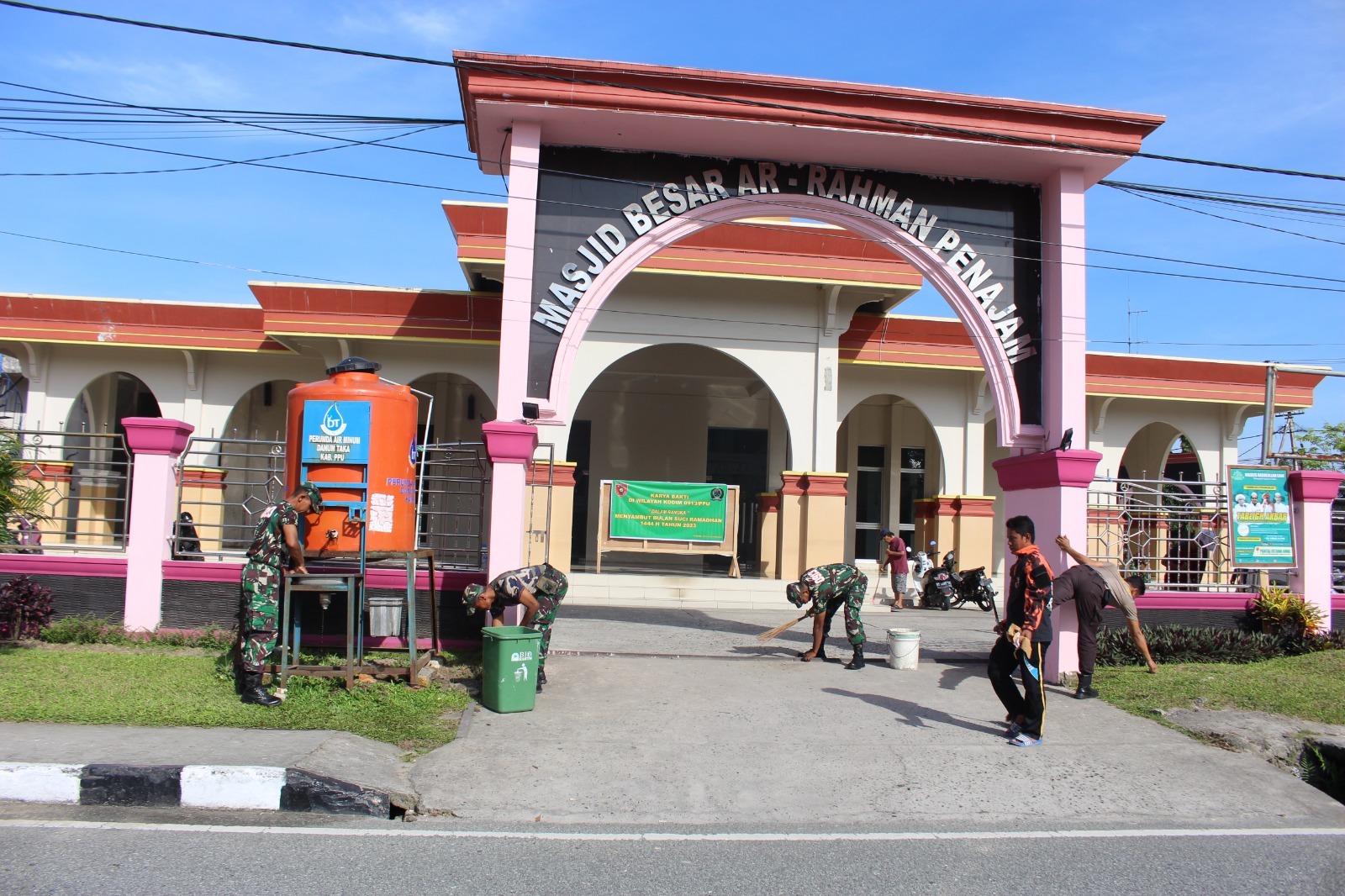 Sinergitas Jelang Bulan Suci Ramadhan, Koramil Penajam Gelar Karya Bhakti Bersihkan Masjid AR – Rahman