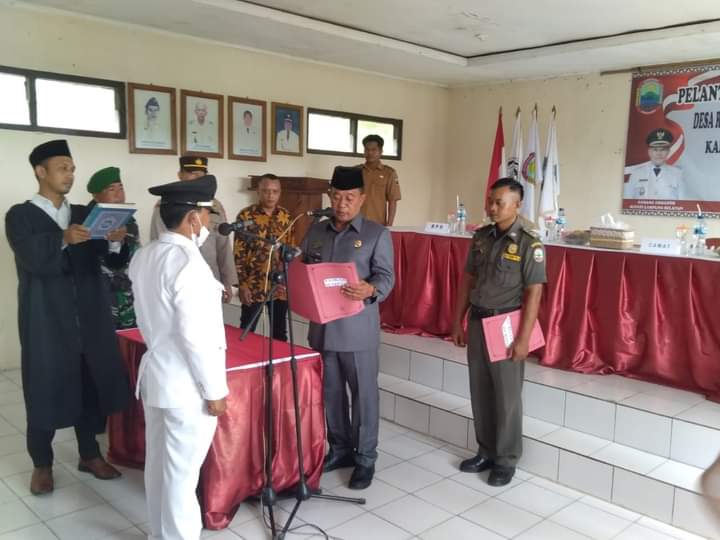 Camat Candipuro Achmad Sholatan Lantik Beny Erawanto Sebagai PJ Kades Rawa Selapan